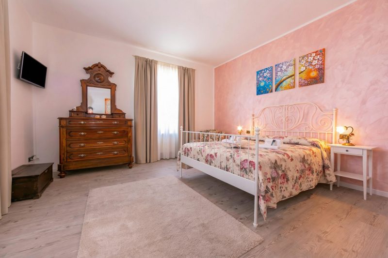 La Maison Fleurie Appt Giglio Walk to Beach for 6 A/C