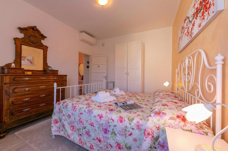 La Maison Fleurie Appt Giglio Walk to Beach for 6 A/C