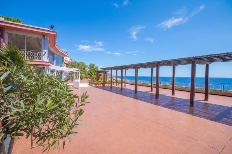 Il Suono del Mare - Sea Front Apt and Pool