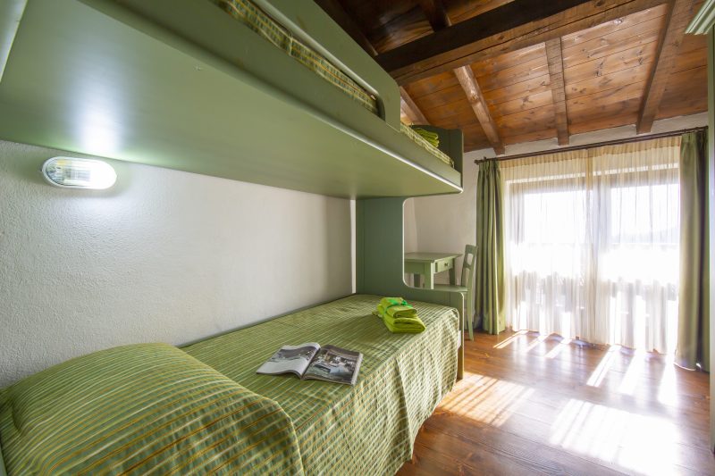 Liano Violetta -view lake & parking