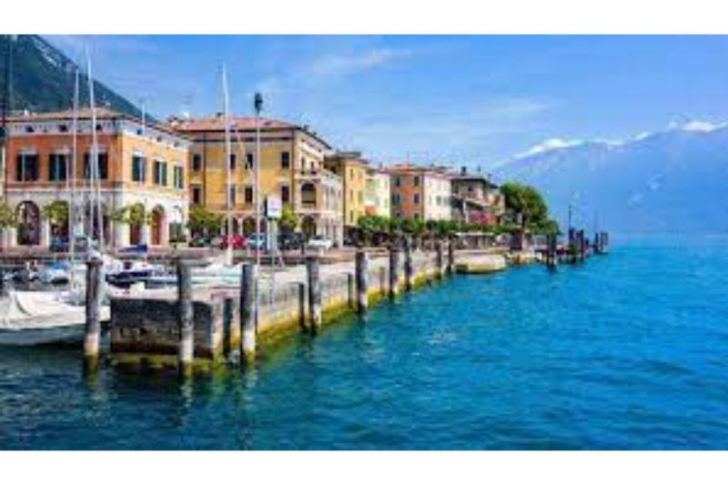 Liano Violetta -view lake & parking