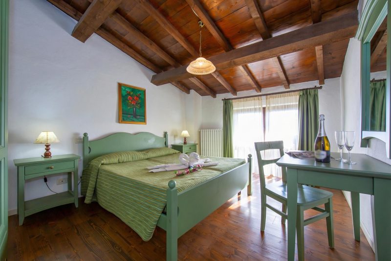 Liano Violetta -view lake & parking