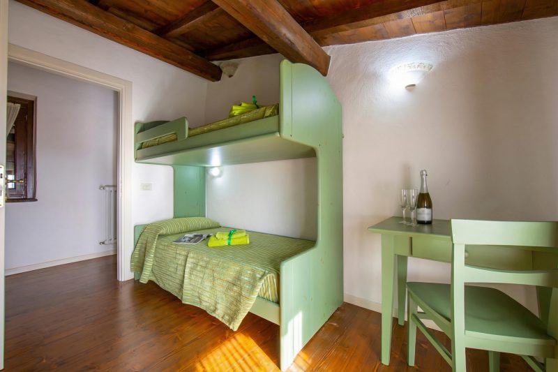 Liano Violetta -view lake & parking
