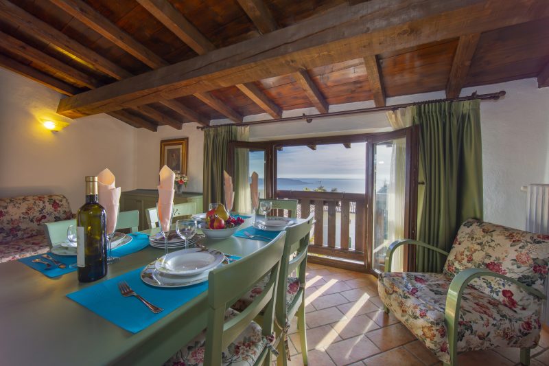 Liano Violetta -view lake & parking