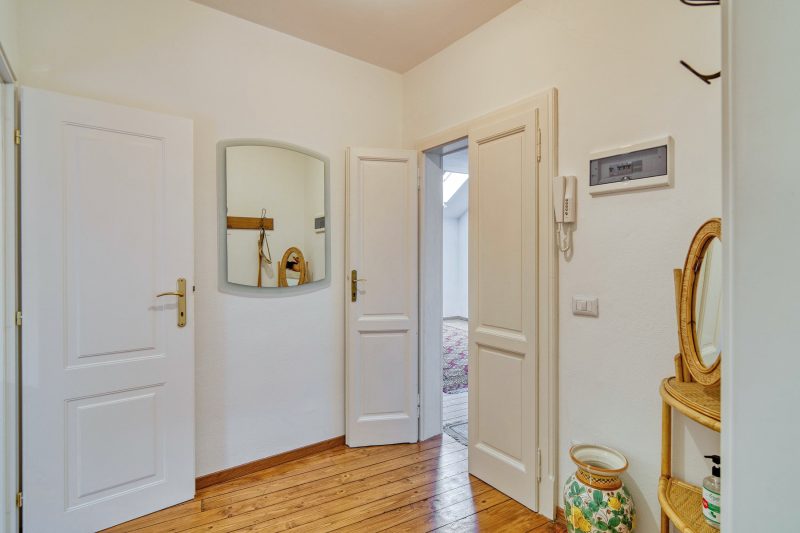 Piccolo Mondo Antico: Stresa 2BR Apartment with Lake View