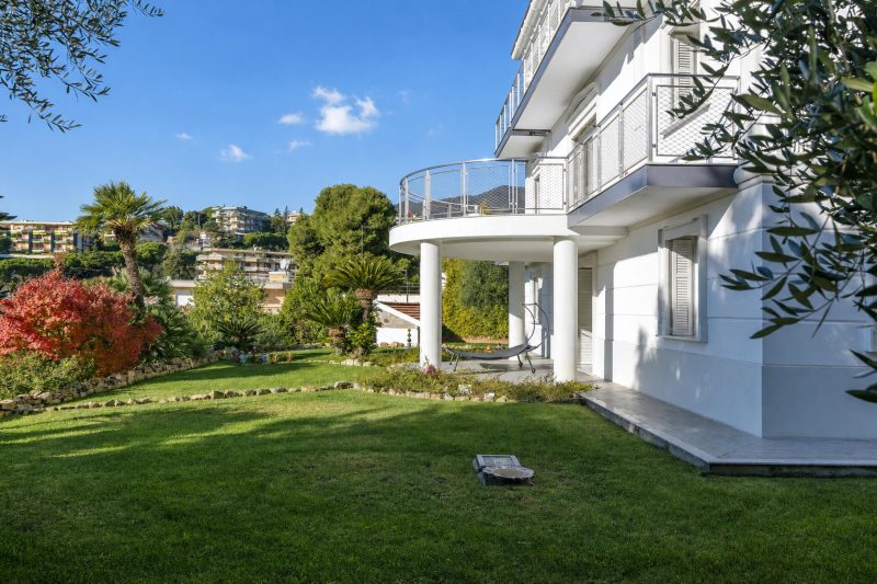 La Lincolnia - with Garden and Seaview