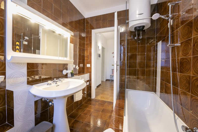 Villa Fiorita - Apt 2 - Margherita near lake, shops & AC