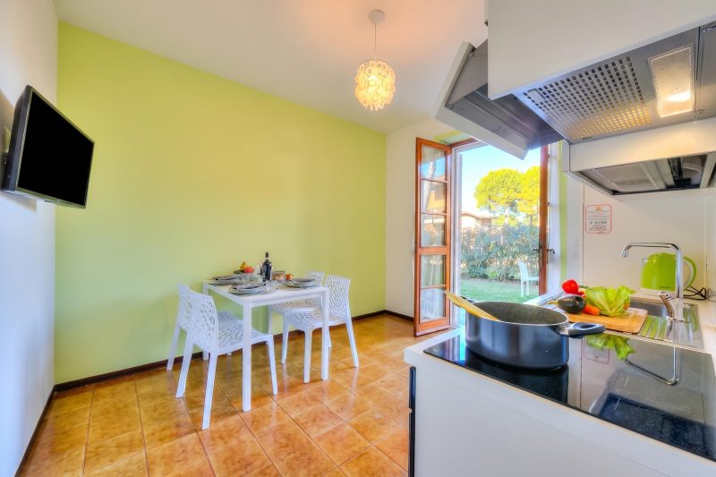 Villa Fiorita - Apt 2 - Margherita near lake, shops & AC