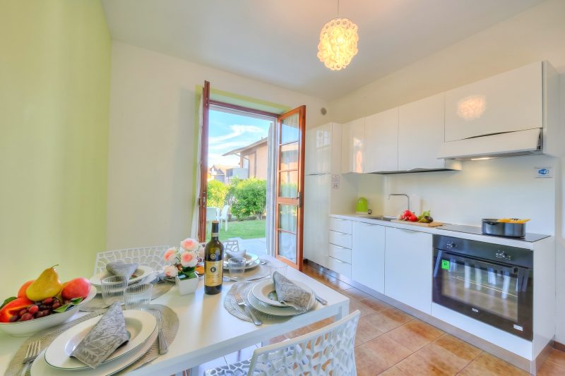 Villa Fiorita - Apt 2 - Margherita near lake, shops & AC