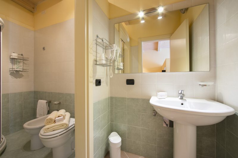 Yellow Apartment Desenzano With Smart TV, AC + WIFI