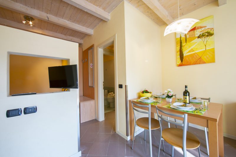 Yellow Apartment Desenzano With Smart TV, AC + WIFI