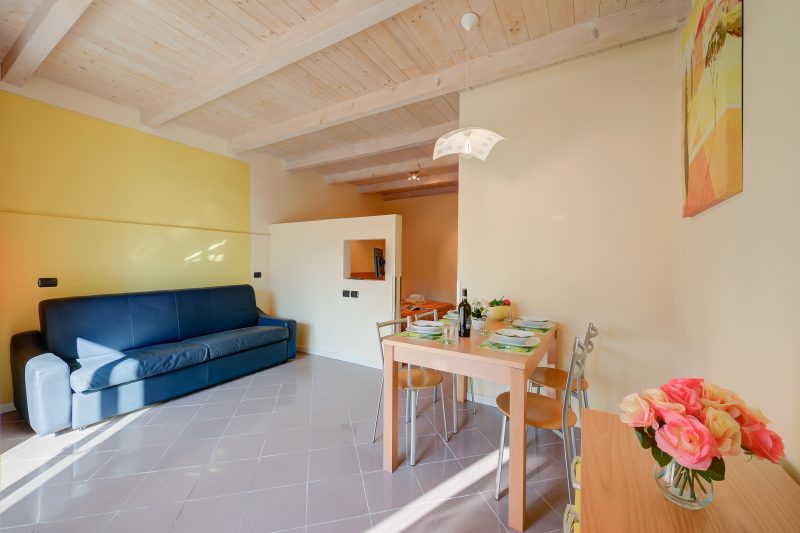 Yellow Apartment Desenzano With Smart TV, AC + WIFI
