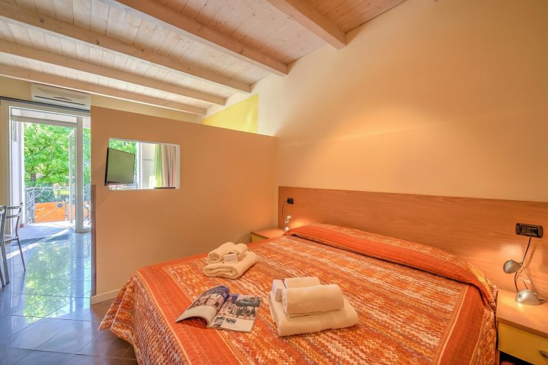 Yellow Apartment Desenzano With Smart TV, AC + WIFI