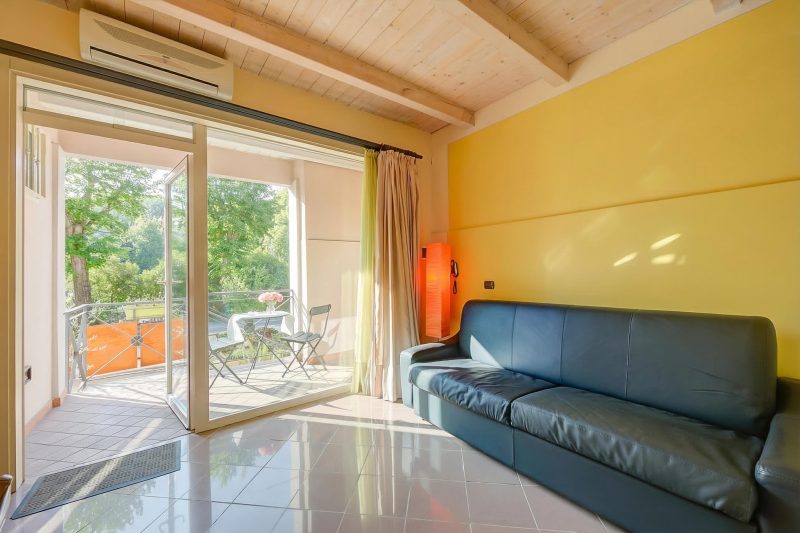 Yellow Apartment Desenzano With Smart TV, AC + WIFI