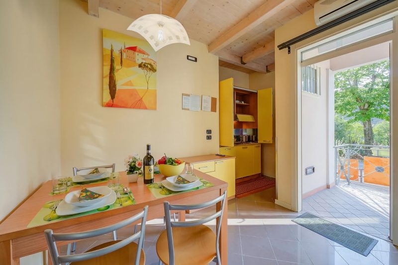 Yellow Apartment Desenzano With Smart TV, AC + WIFI