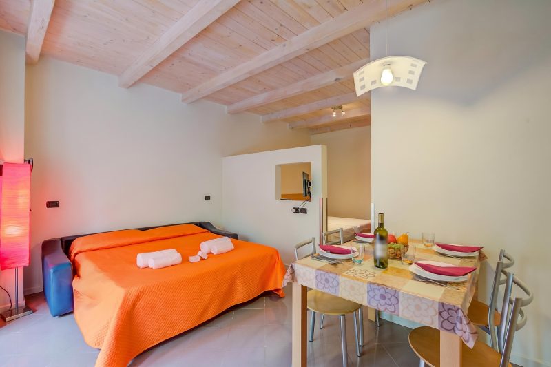 Orange Apartment Desenzano with Wi-fi & Balcony