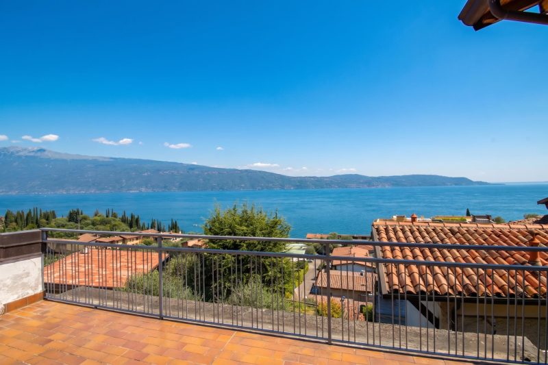 Angela -Terrace & beautiful View lake
