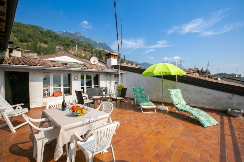 Angela -Terrace & beautiful View lake