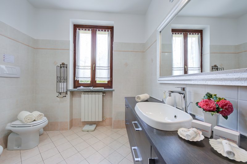 Villa La Dolce Vita: Lake Maggiore 3BR, Fenced Garden, Parking near Beaches