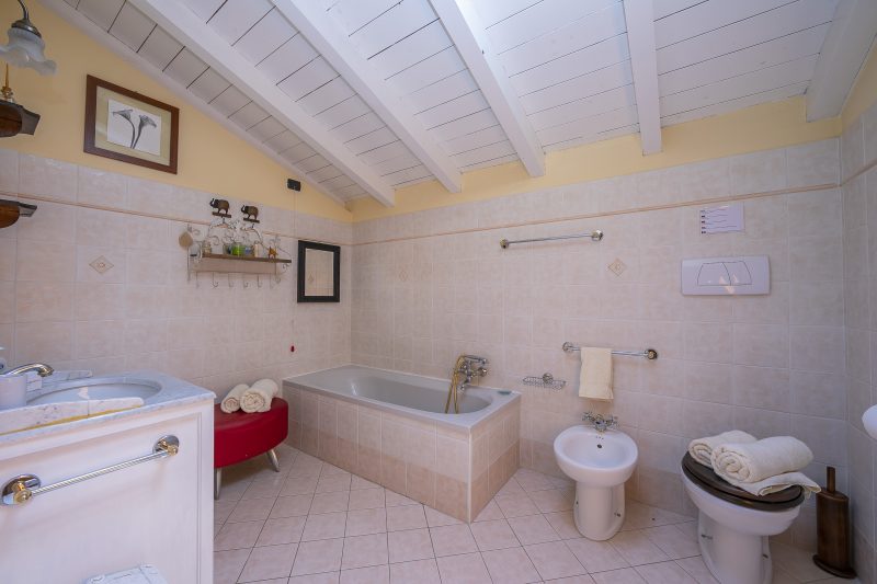 Villa La Dolce Vita: Lake Maggiore 3BR, Fenced Garden, Parking near Beaches