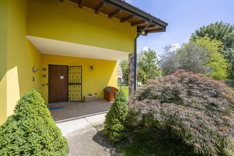 Villa La Dolce Vita: Lake Maggiore 3BR, Fenced Garden, Parking near Beaches