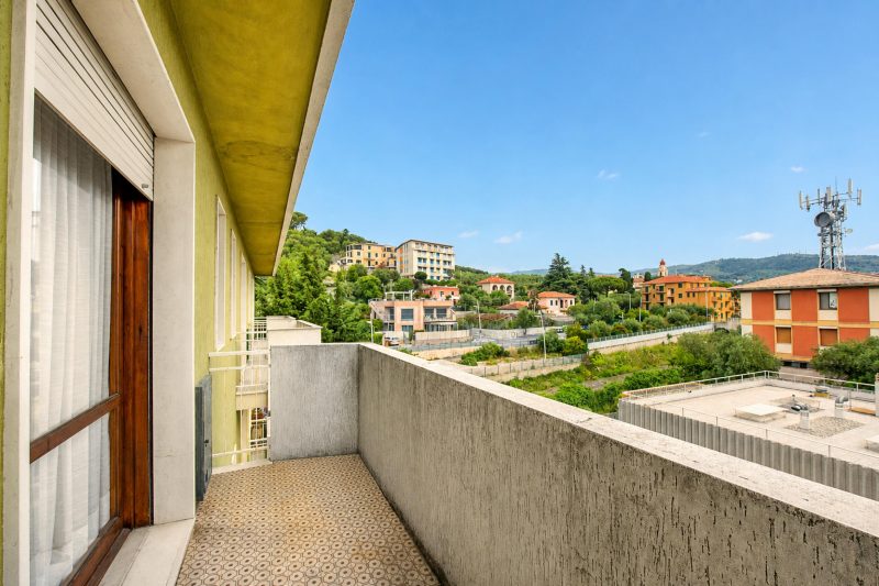 Edera With Balcony Few Steps From Sea