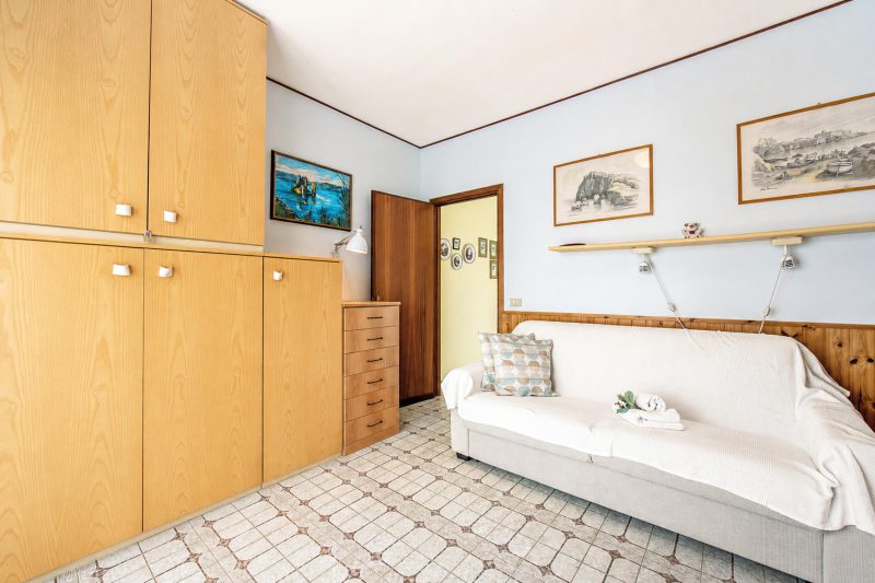 Edera With Balcony Few Steps From Sea
