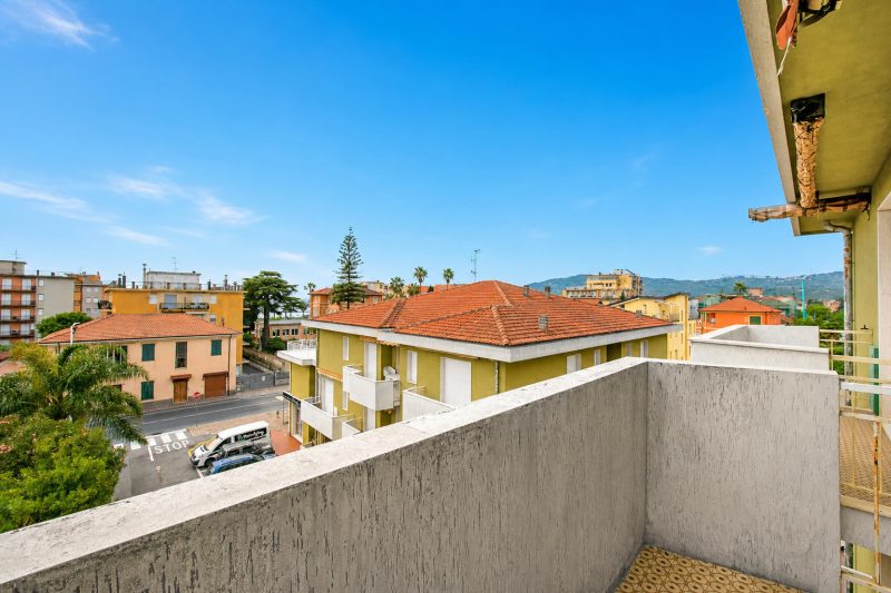 Edera With Balcony Few Steps From Sea