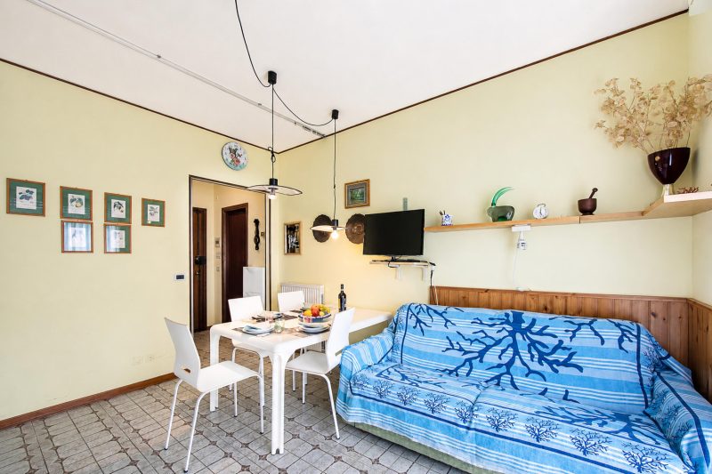 Edera With Balcony Few Steps From Sea