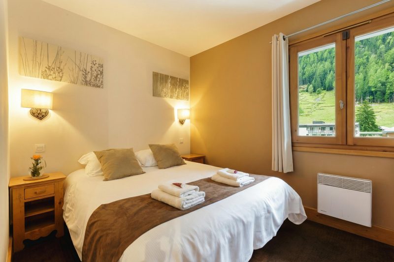 V Buet 33: Beside Ski Lift; Pool, Sauna & Gym