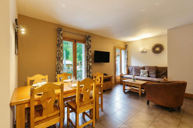 V Buet 33: Beside Ski Lift; Pool, Sauna & Gym