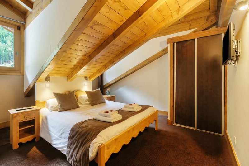 V Loriaz 43: Beside Ski Lift; Pool, Sauna & Gym