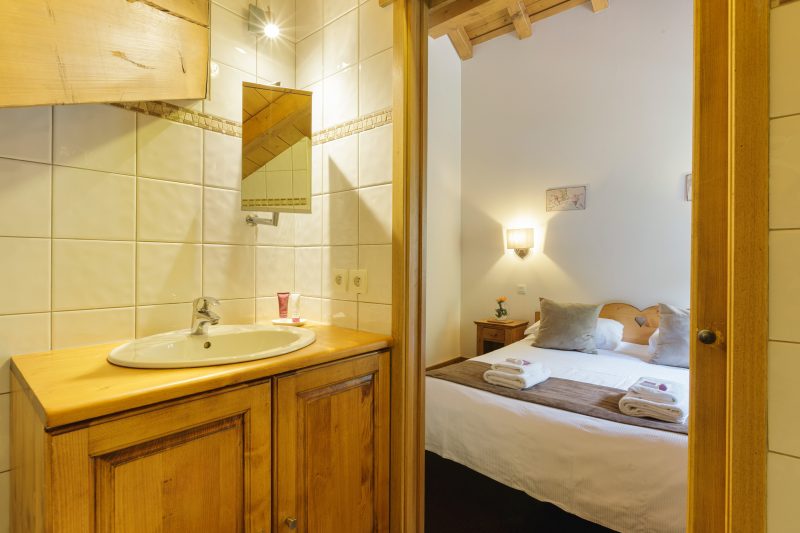 V Buet 52: Beside Ski Lift; Pool, Sauna & Gym
