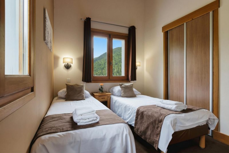 V Buet 54: Beside Ski Lift; Pool, Sauna & Gym