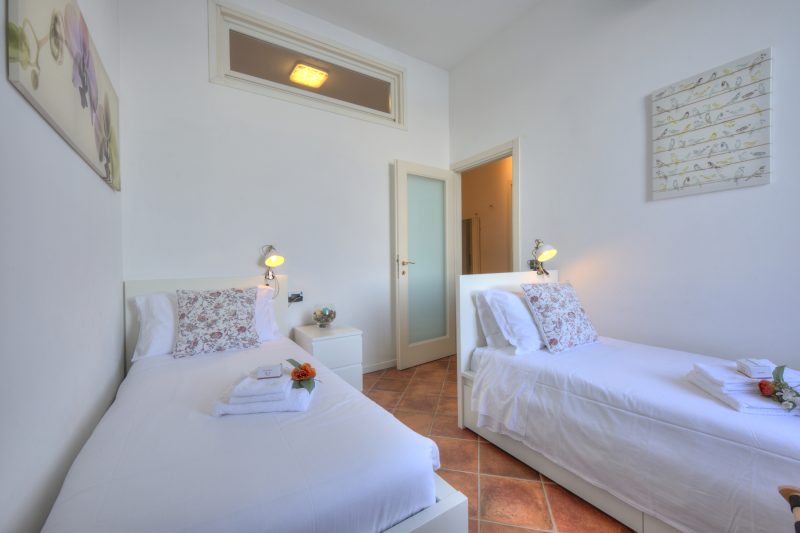 La Dolce Vita Pied dans L' Eau: Balcony and A/C