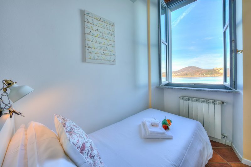 La Dolce Vita Pied dans L' Eau: Balcony and A/C