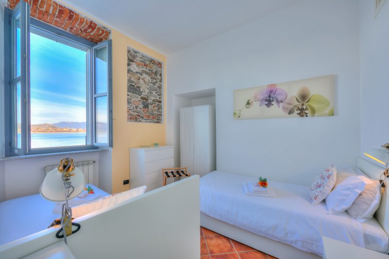 La Dolce Vita Pied dans L' Eau: Balcony and A/C