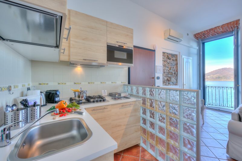 La Dolce Vita Pied dans L' Eau: Balcony and A/C