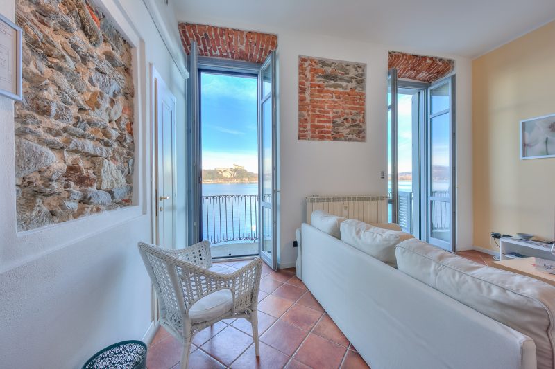 La Dolce Vita Pied dans L' Eau: Balcony and A/C