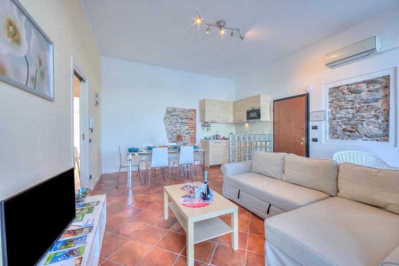 La Dolce Vita Pied dans L' Eau: Balcony and A/C