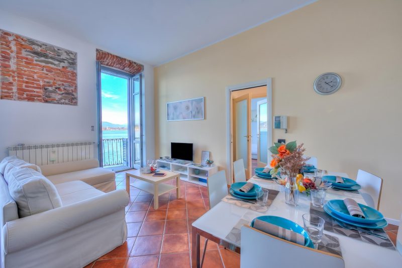 La Dolce Vita Pied dans L' Eau: Balcony and A/C