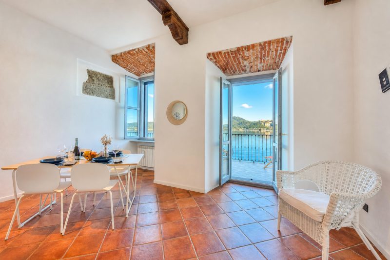 Volo Di Gabbiani: Lakefront Arona Apartment with Terrace