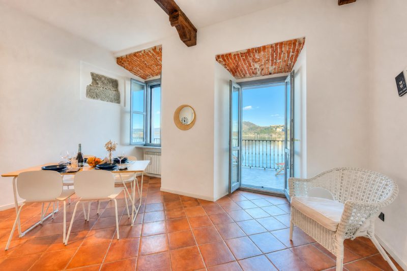 Volo Di Gabbiani: Lakefront Arona Apartment with Terrace