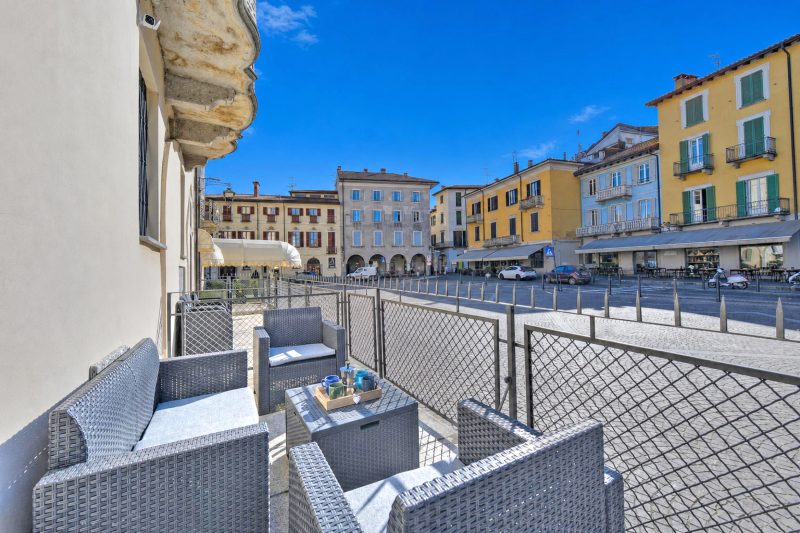 Volo Di Gabbiani: Lakefront Arona Apartment with Terrace