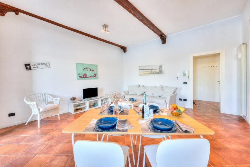 Volo Di Gabbiani: Lakefront Arona Apartment with Terrace