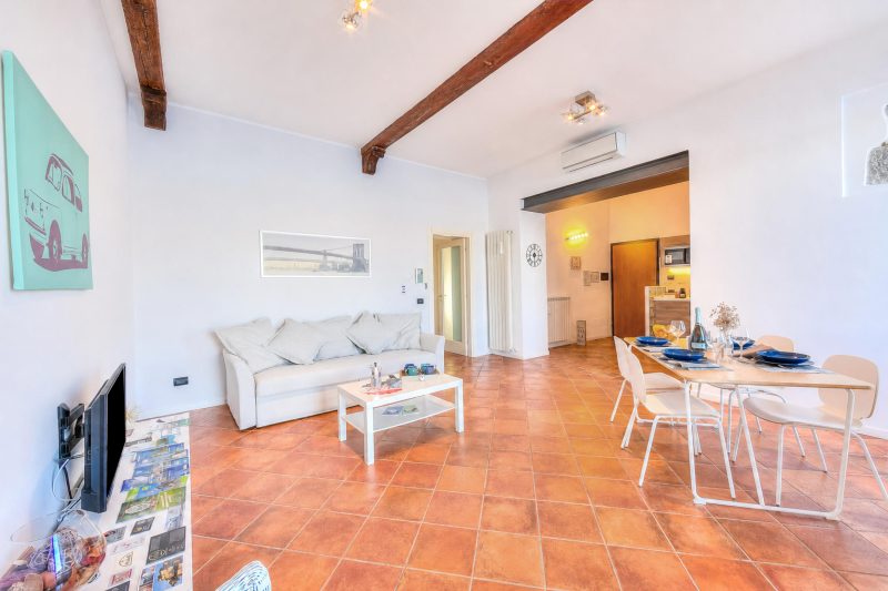 Volo Di Gabbiani: Lakefront Arona Apartment with Terrace