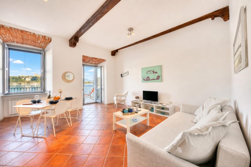 Volo Di Gabbiani: Lakefront Arona Apartment with Terrace