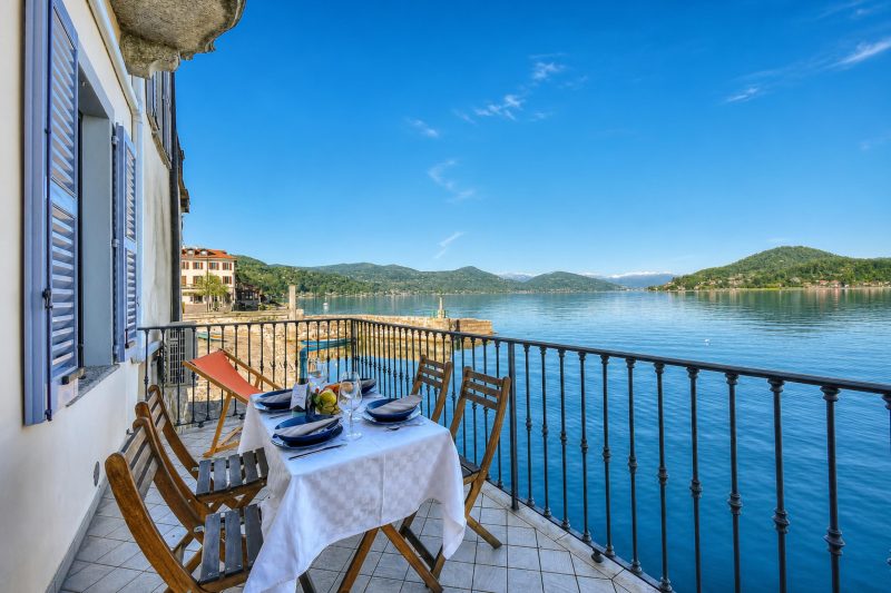Volo Di Gabbiani: Lakefront Arona Apartment with Terrace