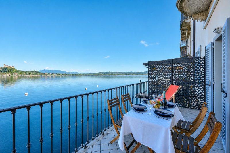 Volo Di Gabbiani: Lakefront Arona Apartment with Terrace