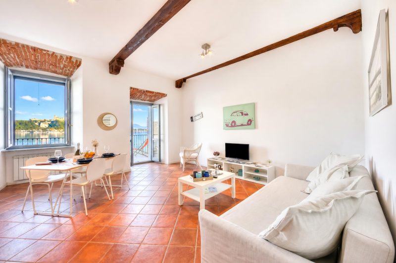 Volo Di Gabbiani: Lakefront Arona Apartment with Terrace